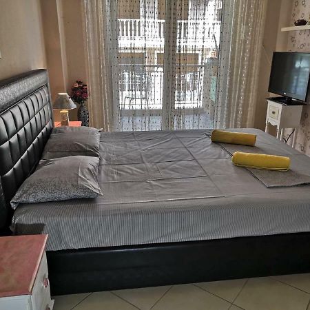 Brick Apartment เนอาเปรามอส ภายนอก รูปภาพ