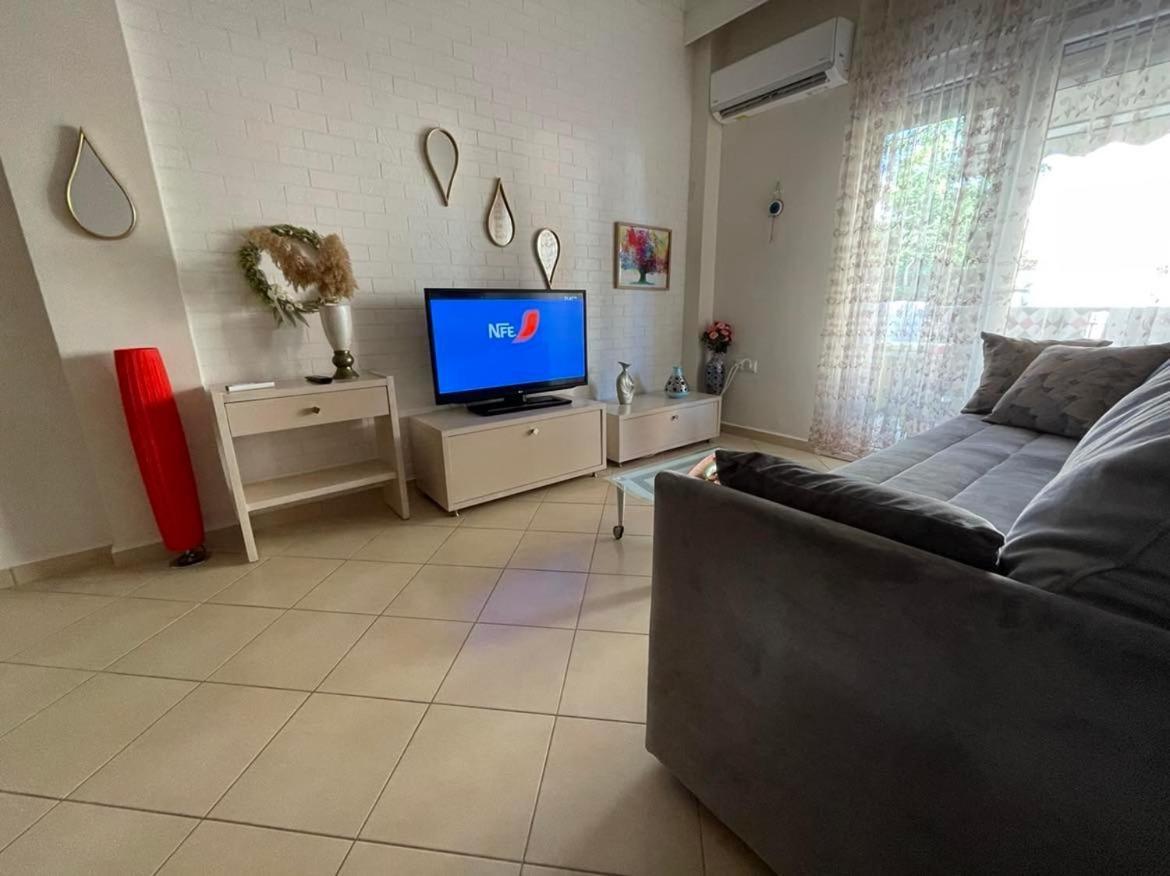 Brick Apartment เนอาเปรามอส ภายนอก รูปภาพ