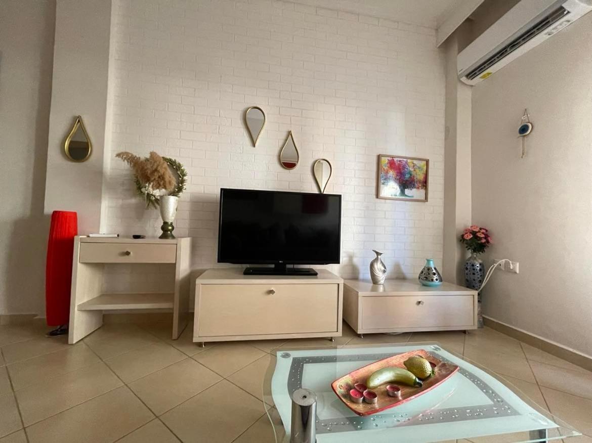 Brick Apartment เนอาเปรามอส ภายนอก รูปภาพ