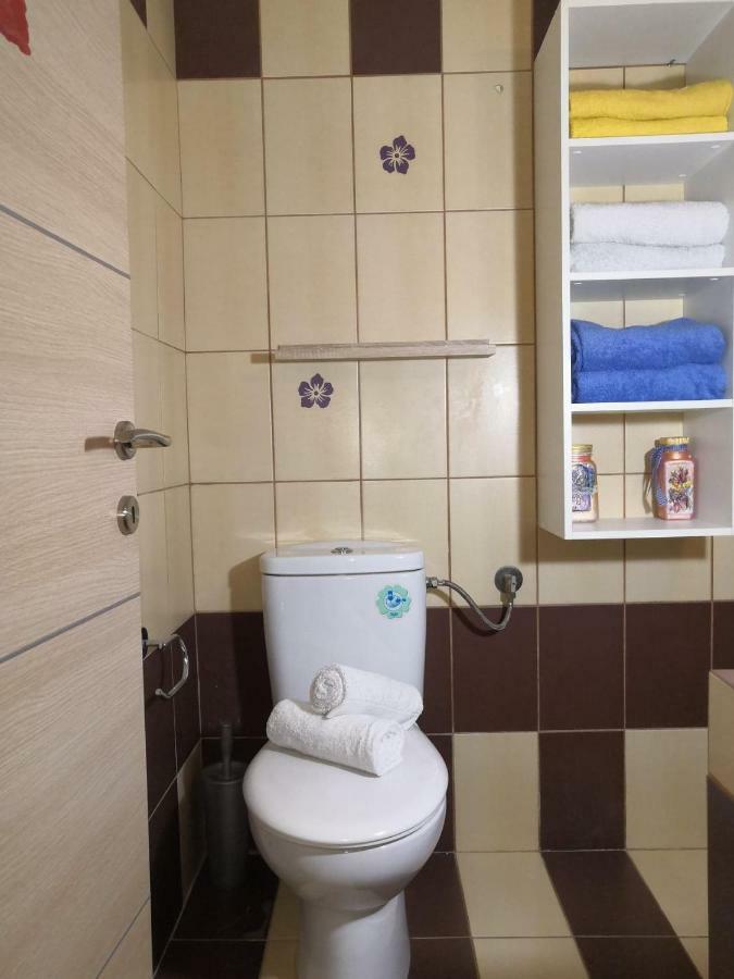 Brick Apartment เนอาเปรามอส ภายนอก รูปภาพ