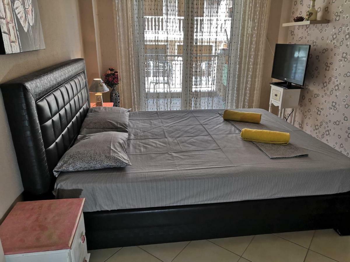 Brick Apartment เนอาเปรามอส ภายนอก รูปภาพ