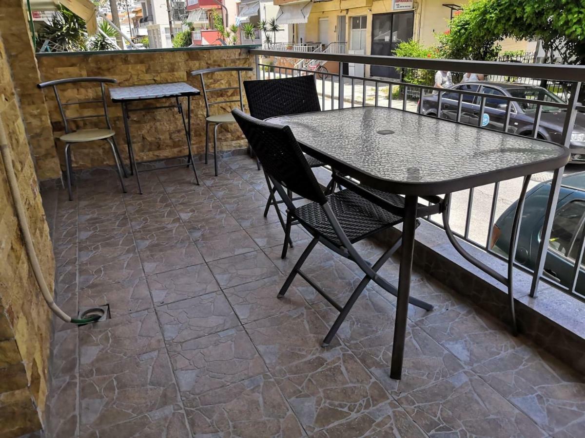 Brick Apartment เนอาเปรามอส ภายนอก รูปภาพ